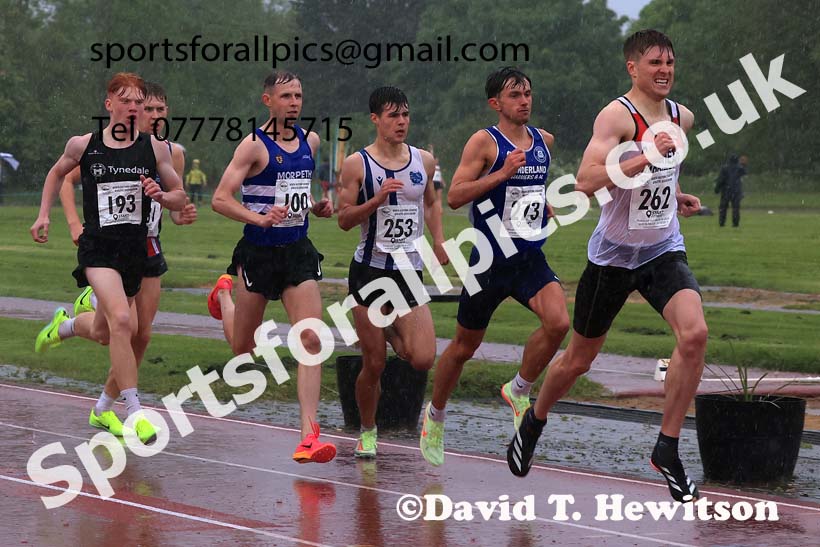 The Jimmy Hedley 800 metres on a very wet Wednesday evening, May 29th, NEGP 2, Monkton Stadium.  Photo: David T. Hewitson/Sports for All Pics